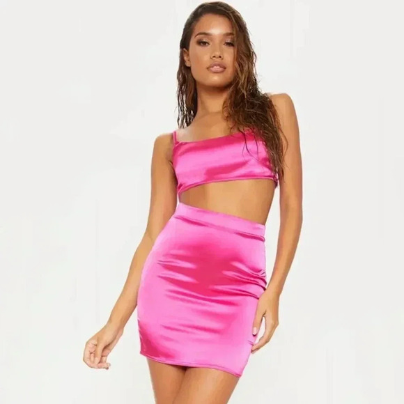 PrettyLittleThing Hot Pink Satin Bralet Crop Top 10 Spaghetti Straps Scoop Neck - Picture 1 of 7